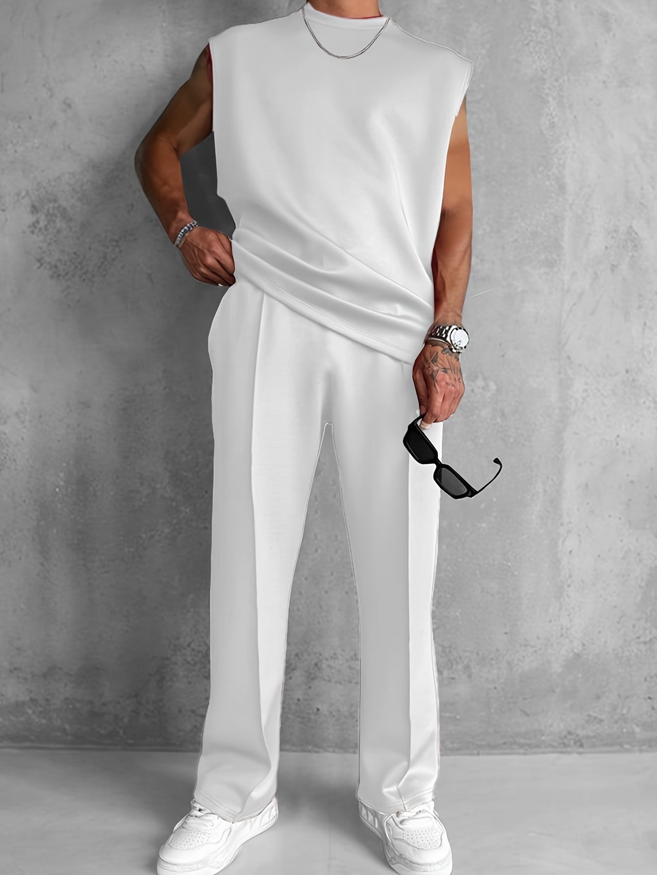 Sleeveless Top Paired with Wide-Leg Pants, This All-White Outfit Is Absolutely Stunning