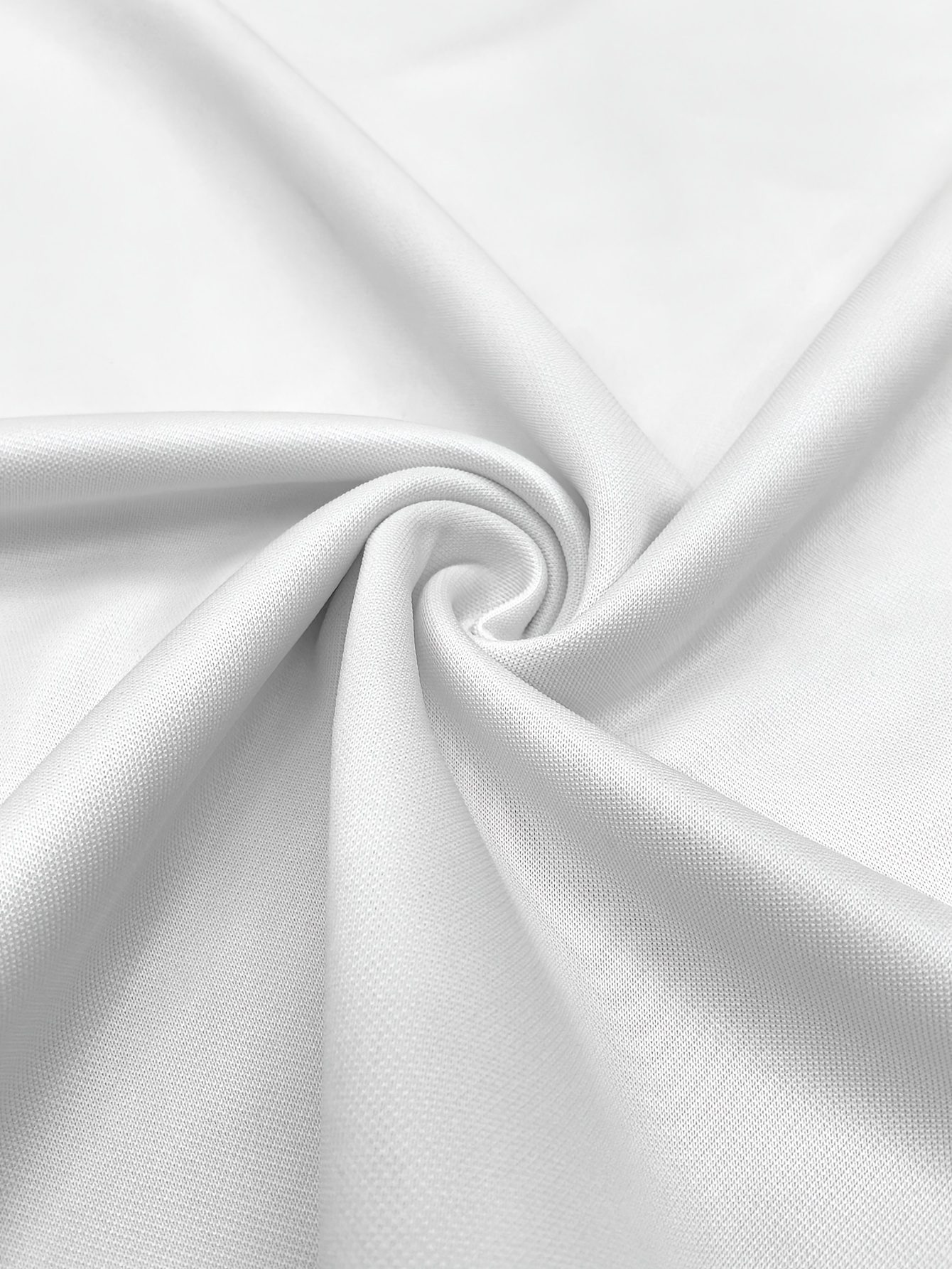 Sleeveless Top Paired with Wide-Leg Pants, This All-White Outfit Is Absolutely Stunning - Image 5