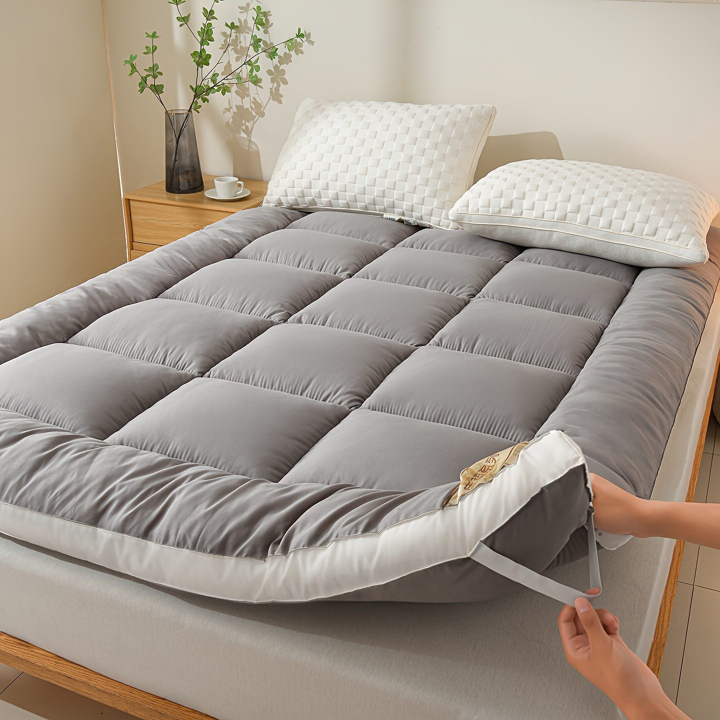 1pc Luxury Mattress Topper, Instant Warmth for Winter Cold Protection, Ultra-Soft, Comfortable, and Thickened Thermal Pad with Four-Corner Straps, Three-Dimensional Quilted Mattress Protector. Skin-Friendly, Breathable, and Fluffy, the Top Choice