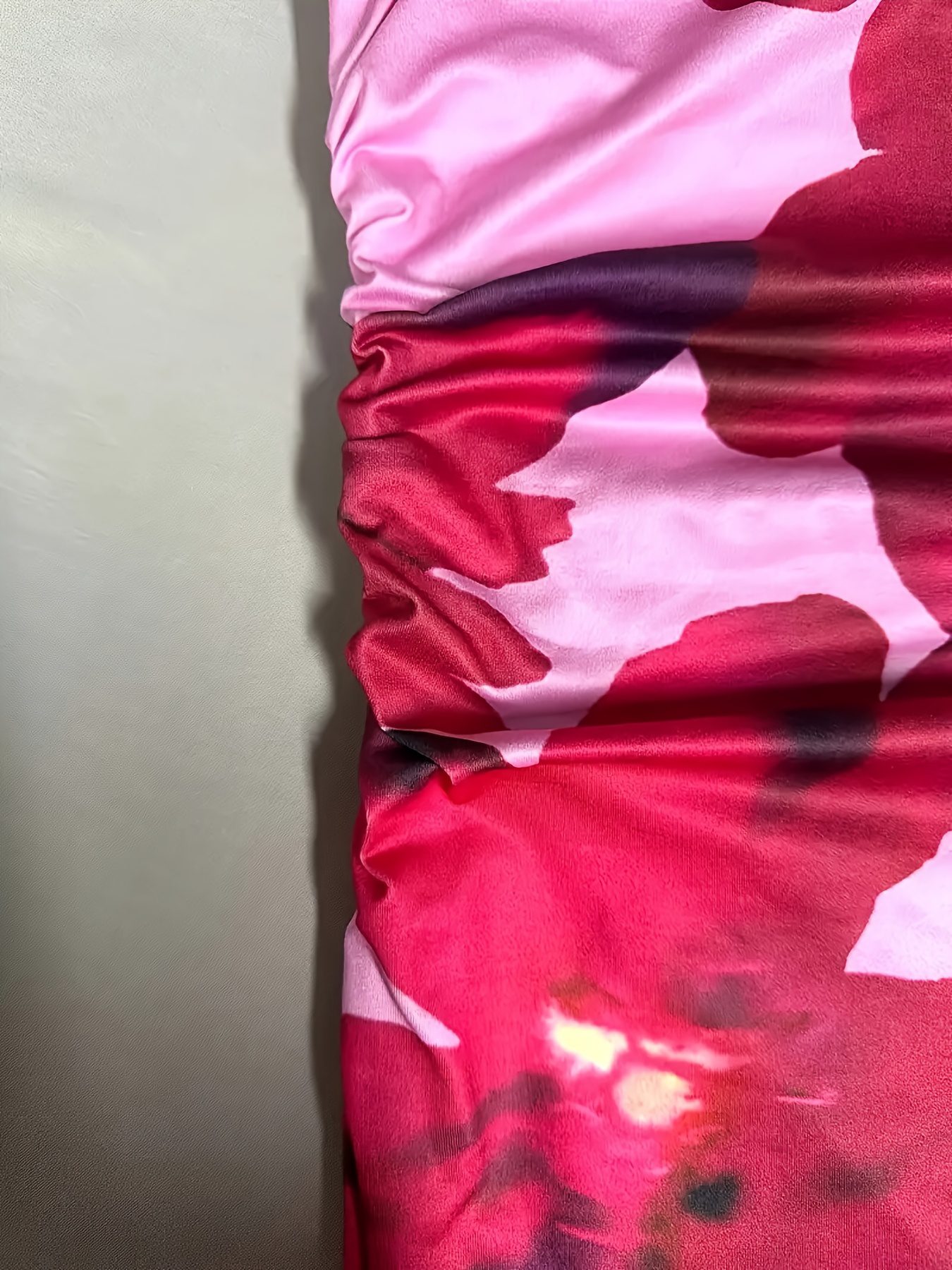 Women's Printed Waist-Cinching Hip-Gathering Dress - Valentine's, Concert, Wedding Elegant Stretchy Midi with Red Floral Pattern, Machine Washable All Seasons Formal & Casual - Image 4