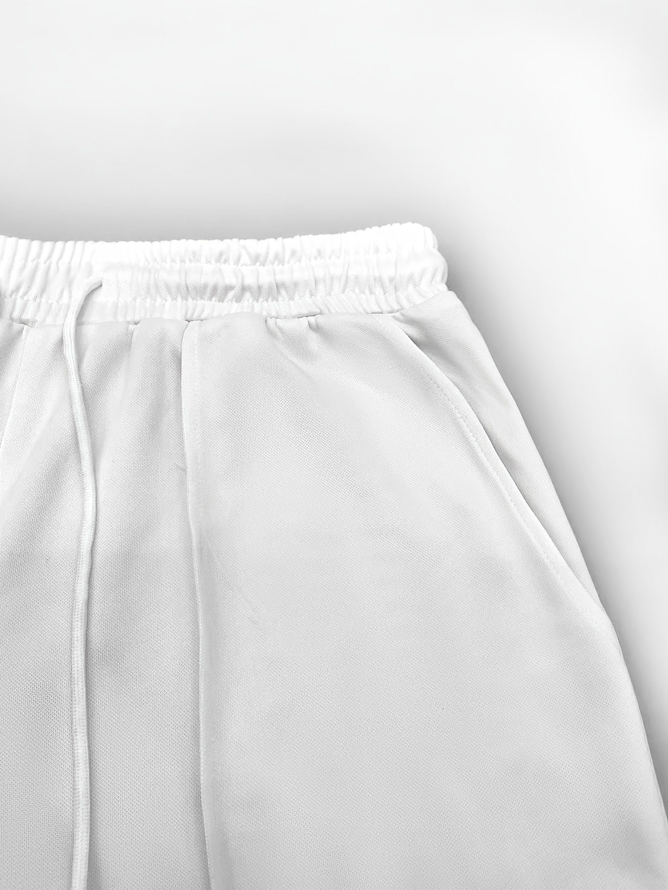 Sleeveless Top Paired with Wide-Leg Pants, This All-White Outfit Is Absolutely Stunning - Image 4