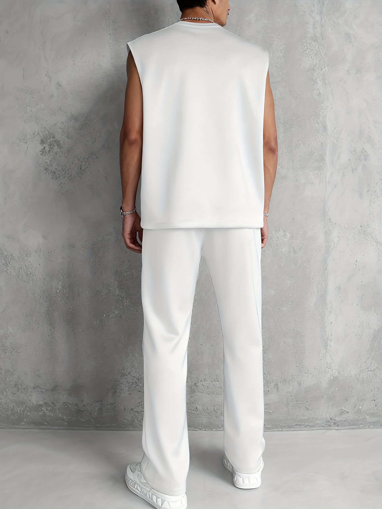 Sleeveless Top Paired with Wide-Leg Pants, This All-White Outfit Is Absolutely Stunning - Image 2