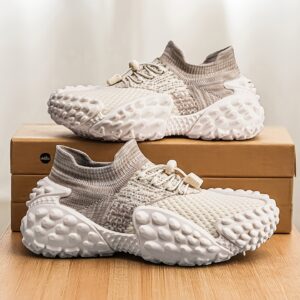 A Pair of Fashionable Unisex Casual Sneakers, Suitable for All-season Wear as Outdoor Hiking Shoes. Slip-on Sock-style Design with a Round Toe and Wide Fit, Featuring an Elastic Band for a Secure Fit. The Breathable Fabric Upper Is Paired